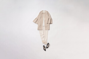 フレアスリーブデザインで華やかに決まるスプリングコートのお出かけスタイル